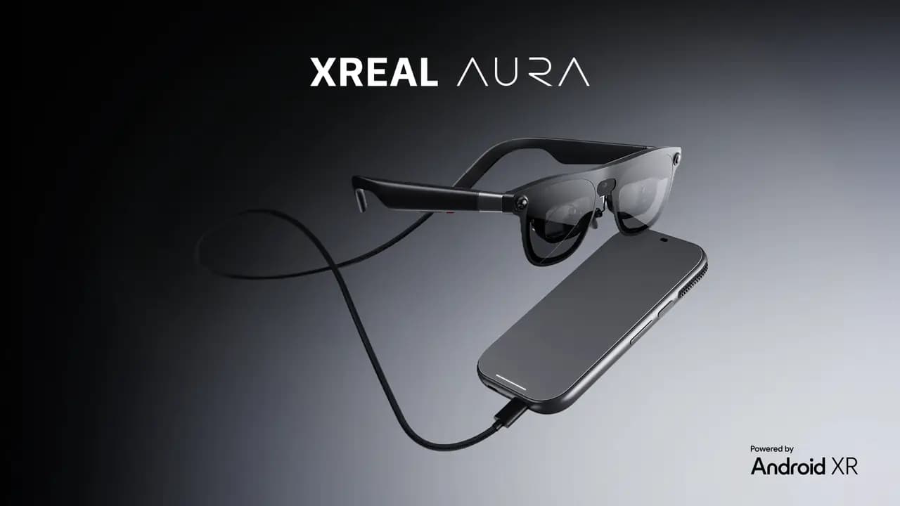 Bir XREAL AURA gözlüğü ve kablolu işlem birimi