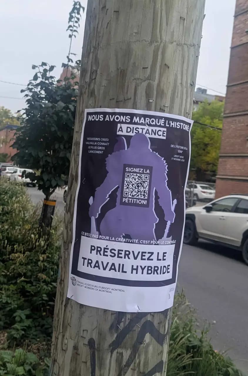 Ubisoft Workers of Montréal'ın bir direğe asılmış, dilekçe bağlantısı taşıyan "preserve hybrid work" afişi