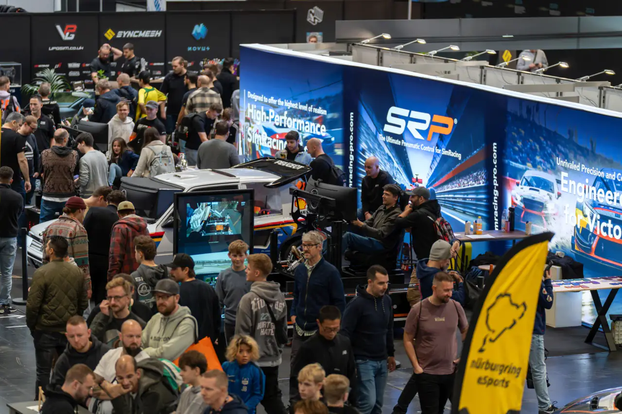 SimRacing Expo 2025'te salonları dolduran ziyaretçiler