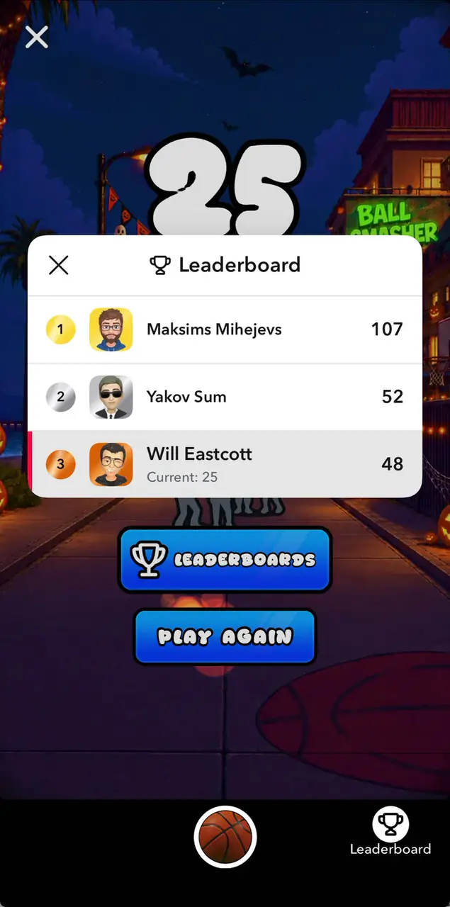 Snapchat'in skor tablosu paneli, Ball Smasher'ın oyun sonu ekranının üzerinde açık